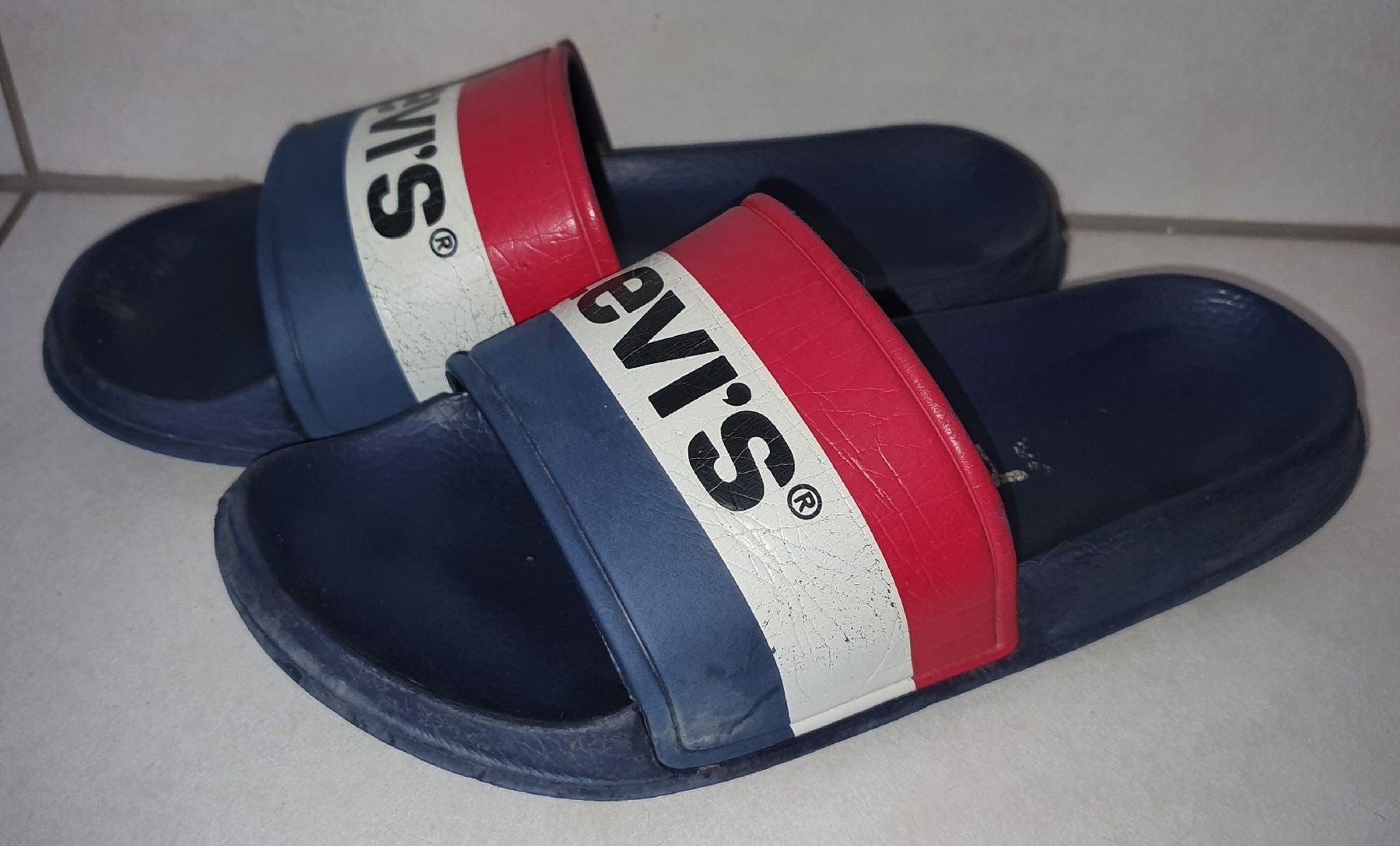 Levi's Herrenschuhe: Claquette Levis pointure 34 unisexe – Gebraucht aus Vouvry von Arwenne 1