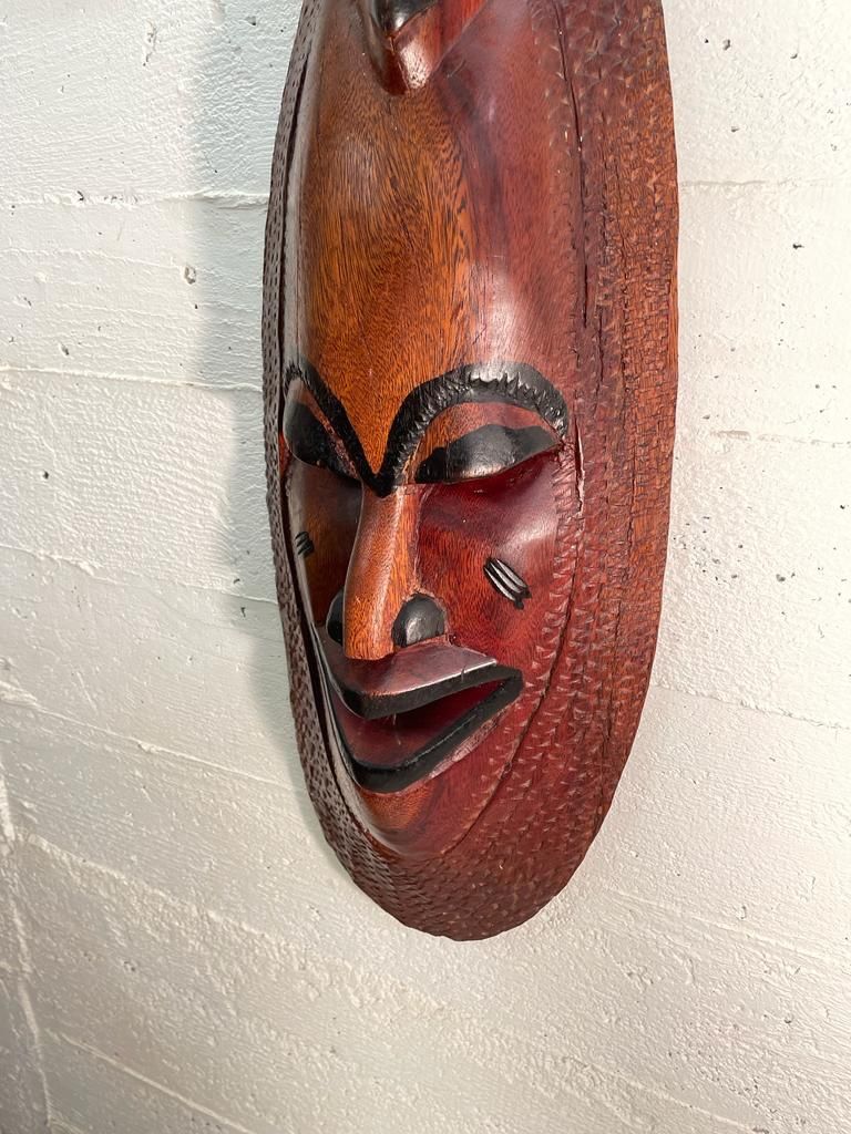 Internationale Kunst: Geschnitzte afrikanische Holzmaske – Gebraucht aus Schwerzenbach von Tamama 3