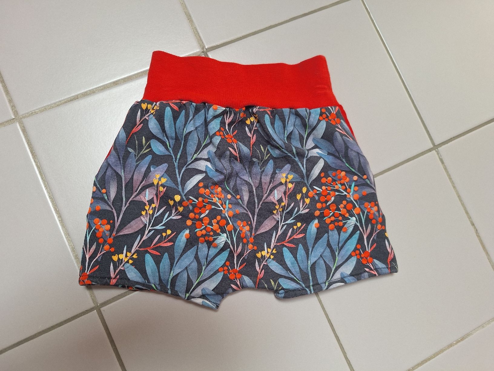 Pantaloni: Selfmade kurze Hose, etwa Grösse 86 – Usato da Sissach venduto da Nothing123 2