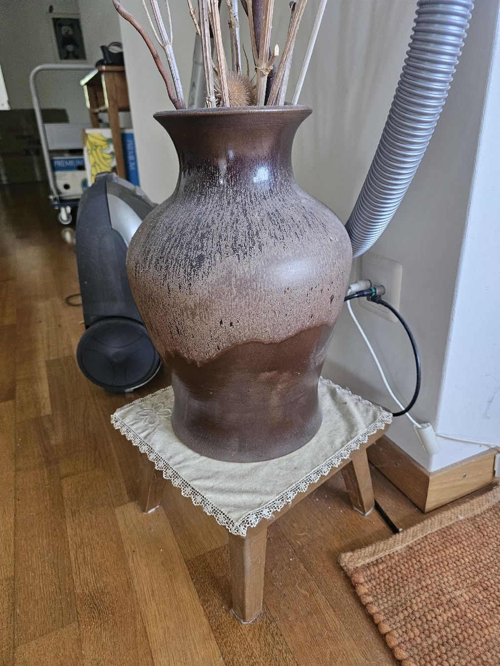 Vasi & Recipienti: Rustikale braune Bodenvase auf kleinem Hocker, Herbstdeko – Usato da Zürich venduto da Engrosprix4you