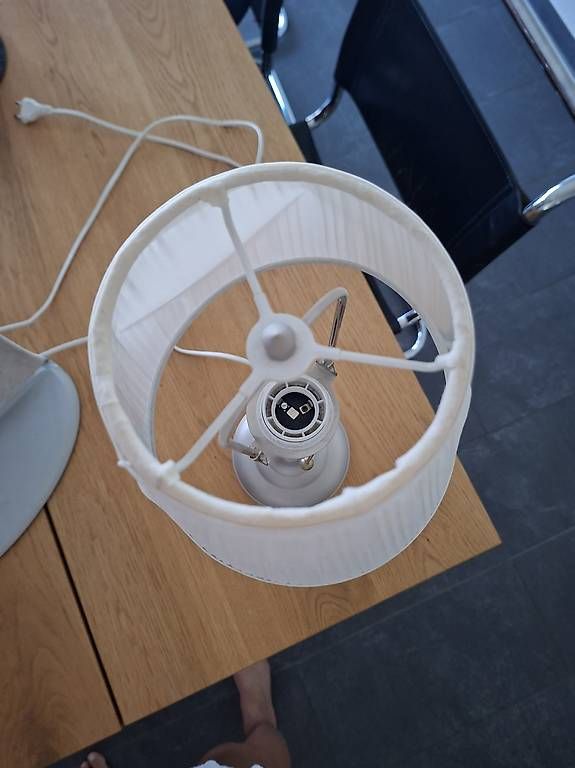 Lampade: Nachttischlampe mit weissem Schirm – Usato da Pfäffikon SZ venduto da nat_5z86 1
