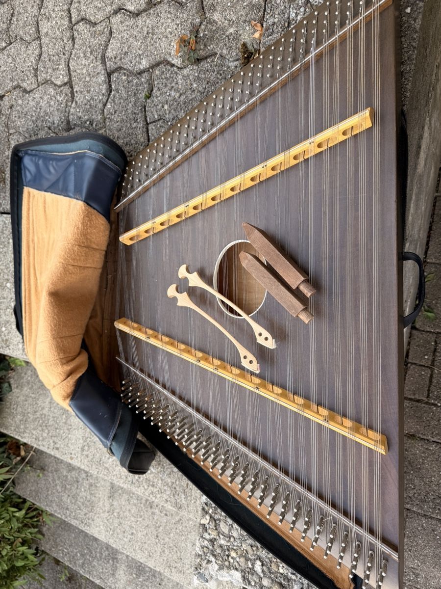 Strumenti musicali: Hackbrett gebraucht mit Zubehör und Tasche – Usato da Bubikon venduto da Ufenau