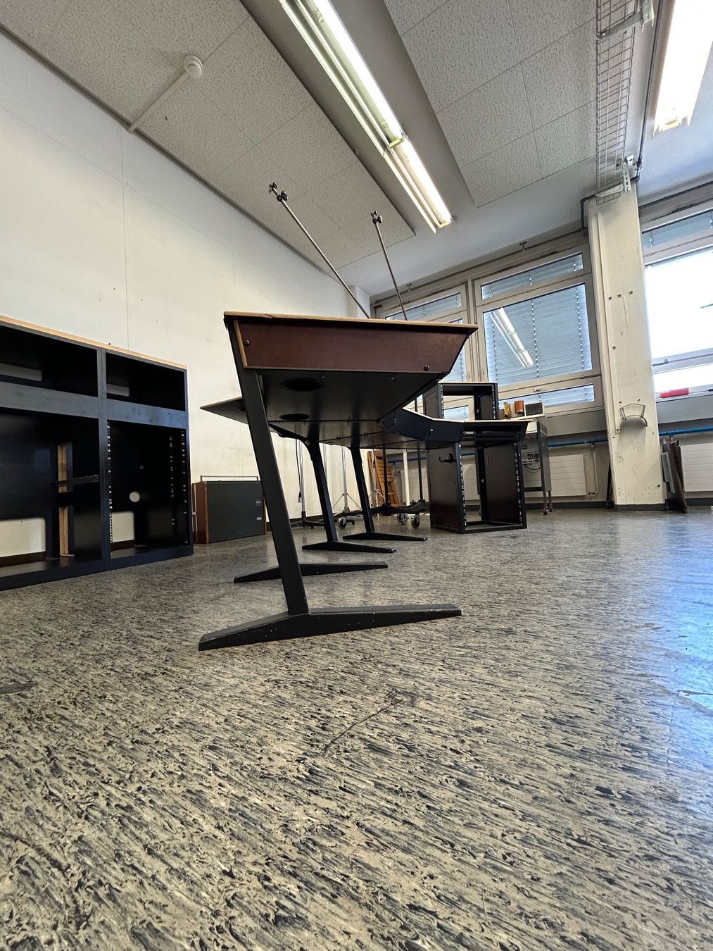 Set de table et chaises: Studiomöbel mit passenden 2 x Mikrofon Scherenarm Halterung – D'occasion à Zürich par LuZ_8005 5