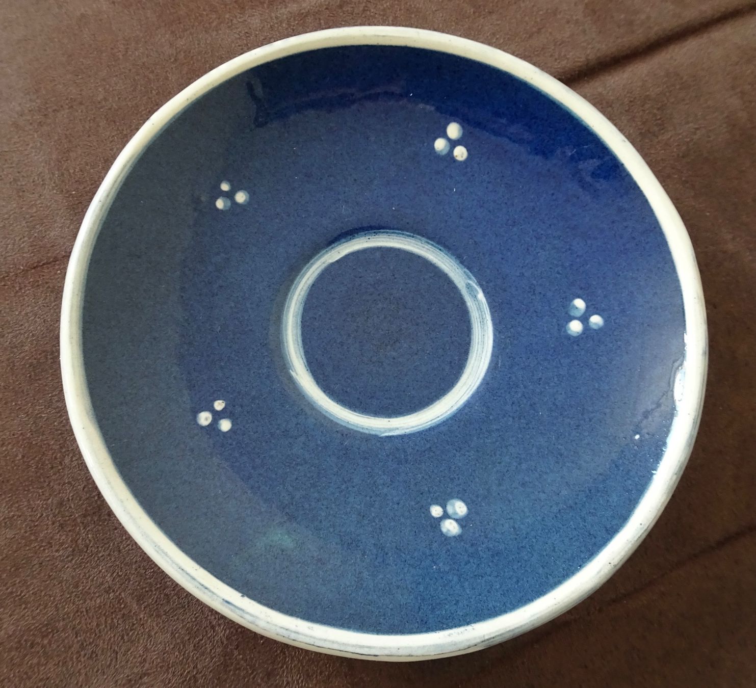 Piatti: Soucoupe bleue vintage, points blancs, céramique. – Usato da Châtelaine venduto da Gio54321 1
