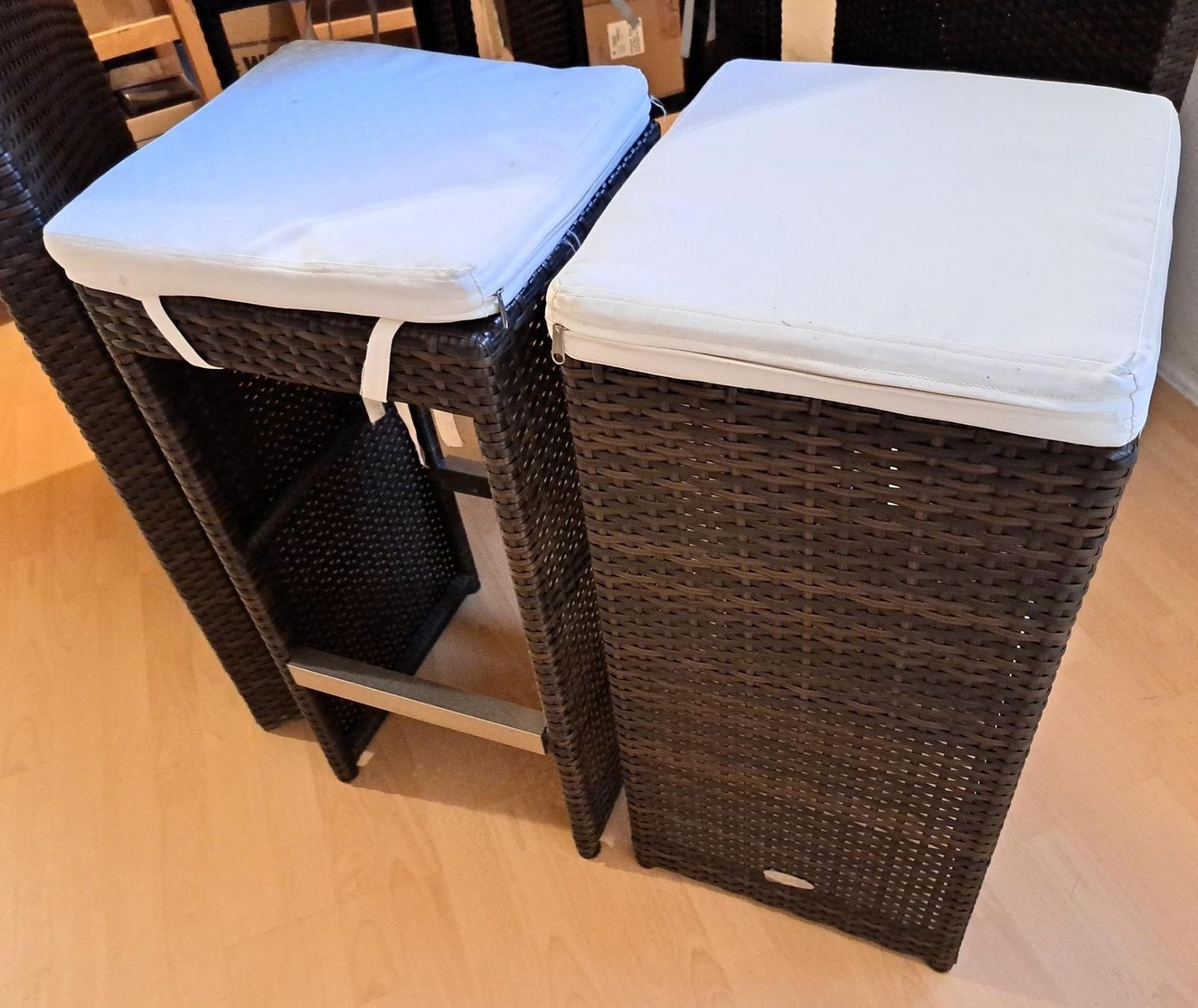 Set di tavolo e panche: Gartenmöbel von denova: Hochtisch / Bartisch und 4 Hocker – Usato da Basel venduto da Patiscat 6