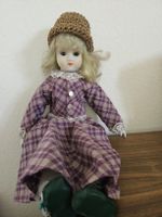 Vintage Sammlerpuppe mit Karokleid & Hut,