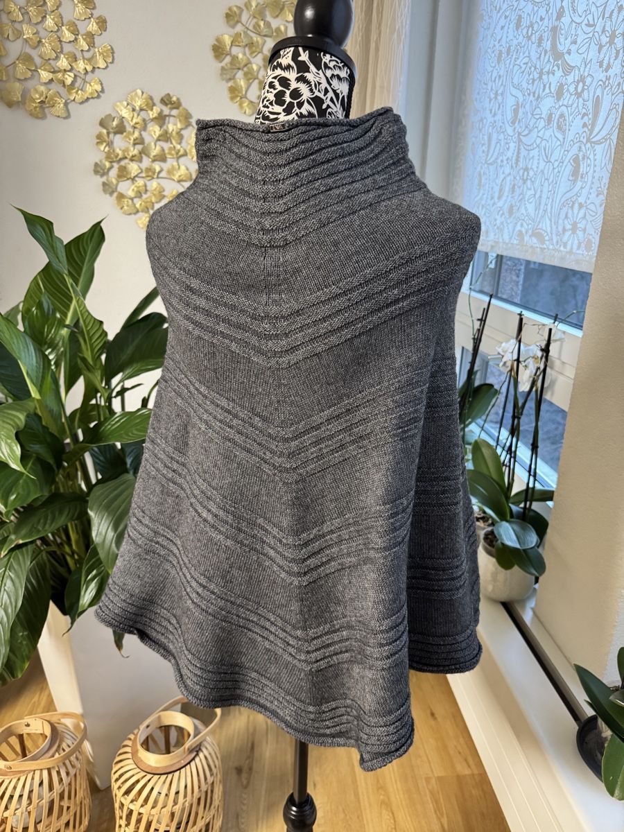Armani Altro in Moda donna: Original Emporio Armani Wool-Blend Cape, Size M – Nuovo (secondo la descrizione) da Wallisellen venduto da Corinne.- 3