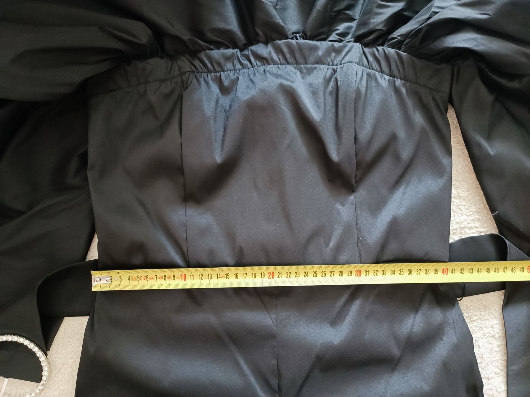 Zara Tute: Schwarzer Rüschenoverall von Zara. Größe XL – Nuovo (secondo la descrizione) da Wallisellen venduto da C_DM 3