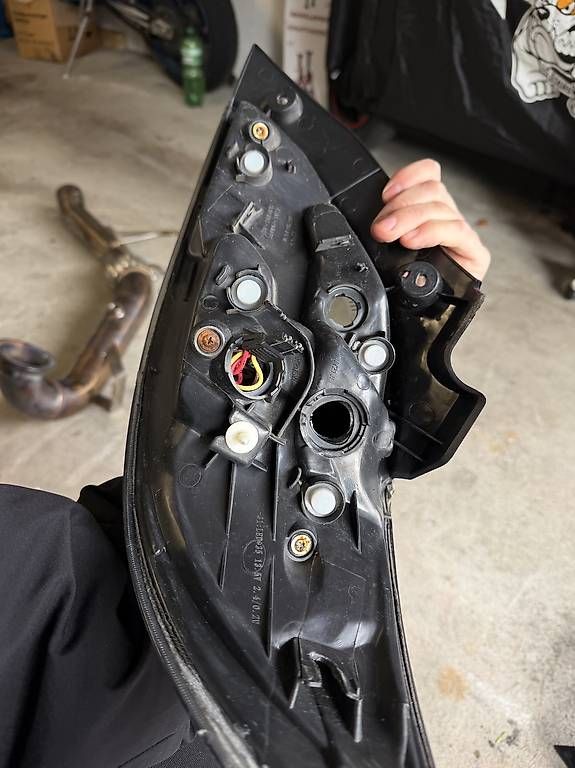 Phares: Mazda 2 Schwarze Rückleuchten  – D'occasion à Pfungen par fab_8fcw 2