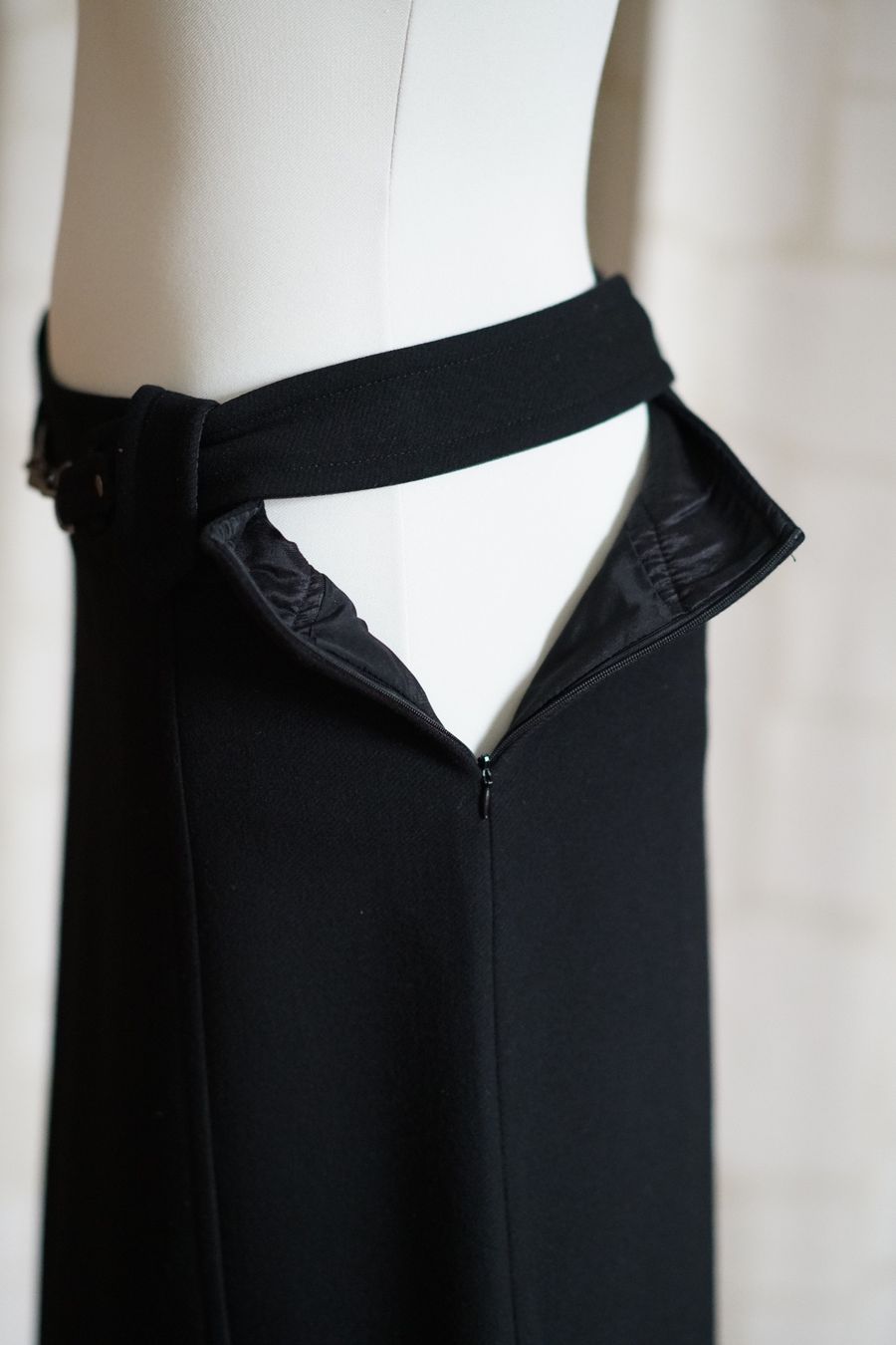 Max Mara Gonne: MAX MARA Luxus-Jupe, schwarz, Gr. 40 – Nuovo (secondo la descrizione) da Zofingen venduto da NEOLO 3
