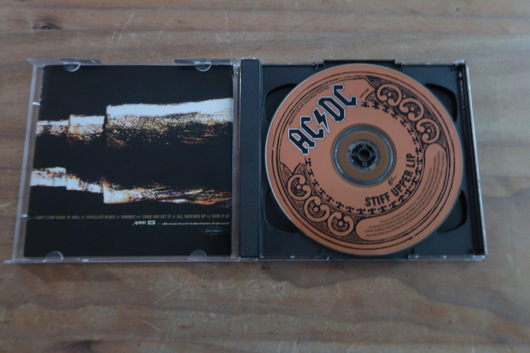 CD: AC/DC - STIFF UPPER LIP - TOUR EDITION mit BONUS CD – Usato da Basel venduto da Patiscat 4