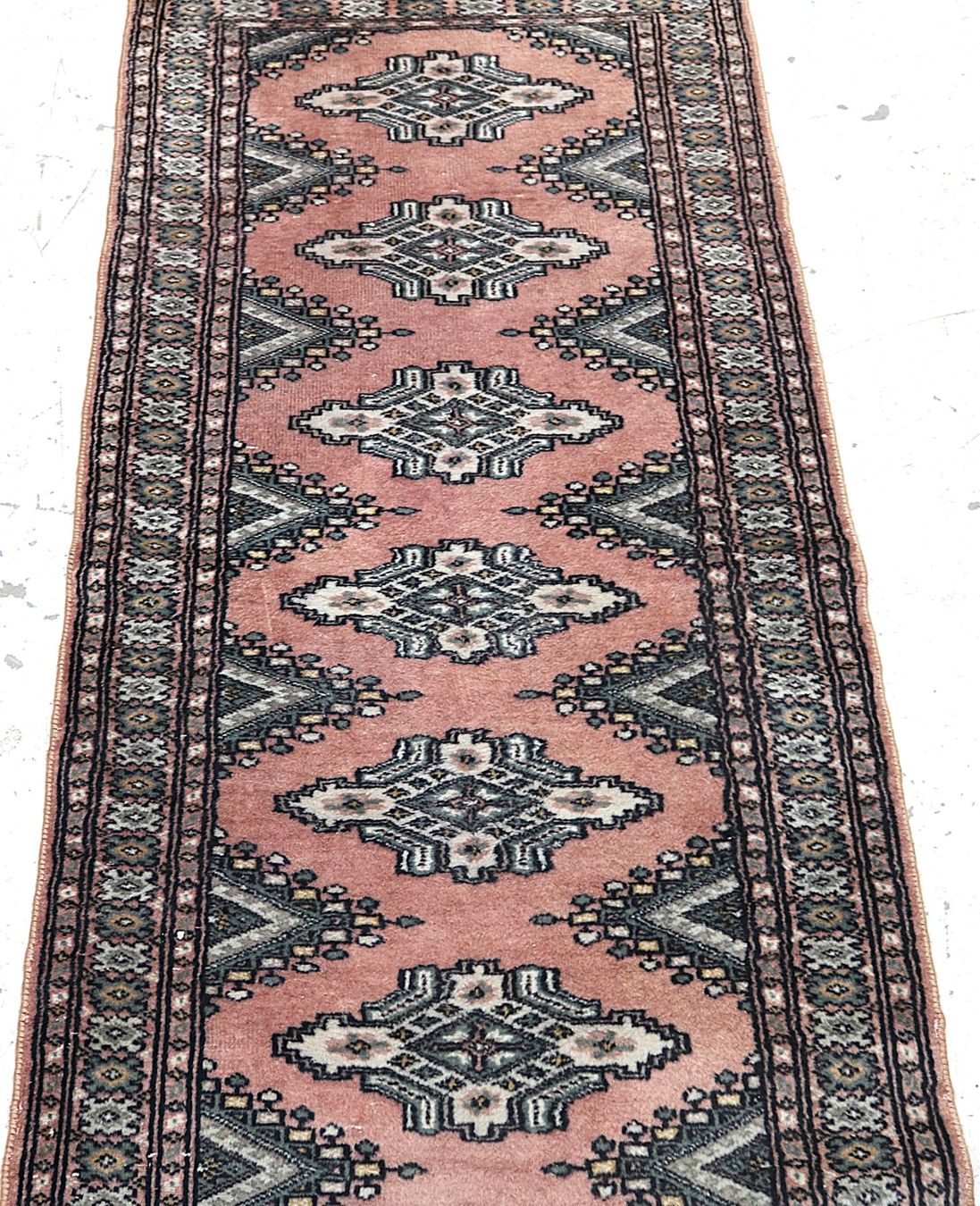 Tapis: Kleiner Läufer dunkelrosa gemustert – D'occasion à Volketswil par brockipfannenstil 2