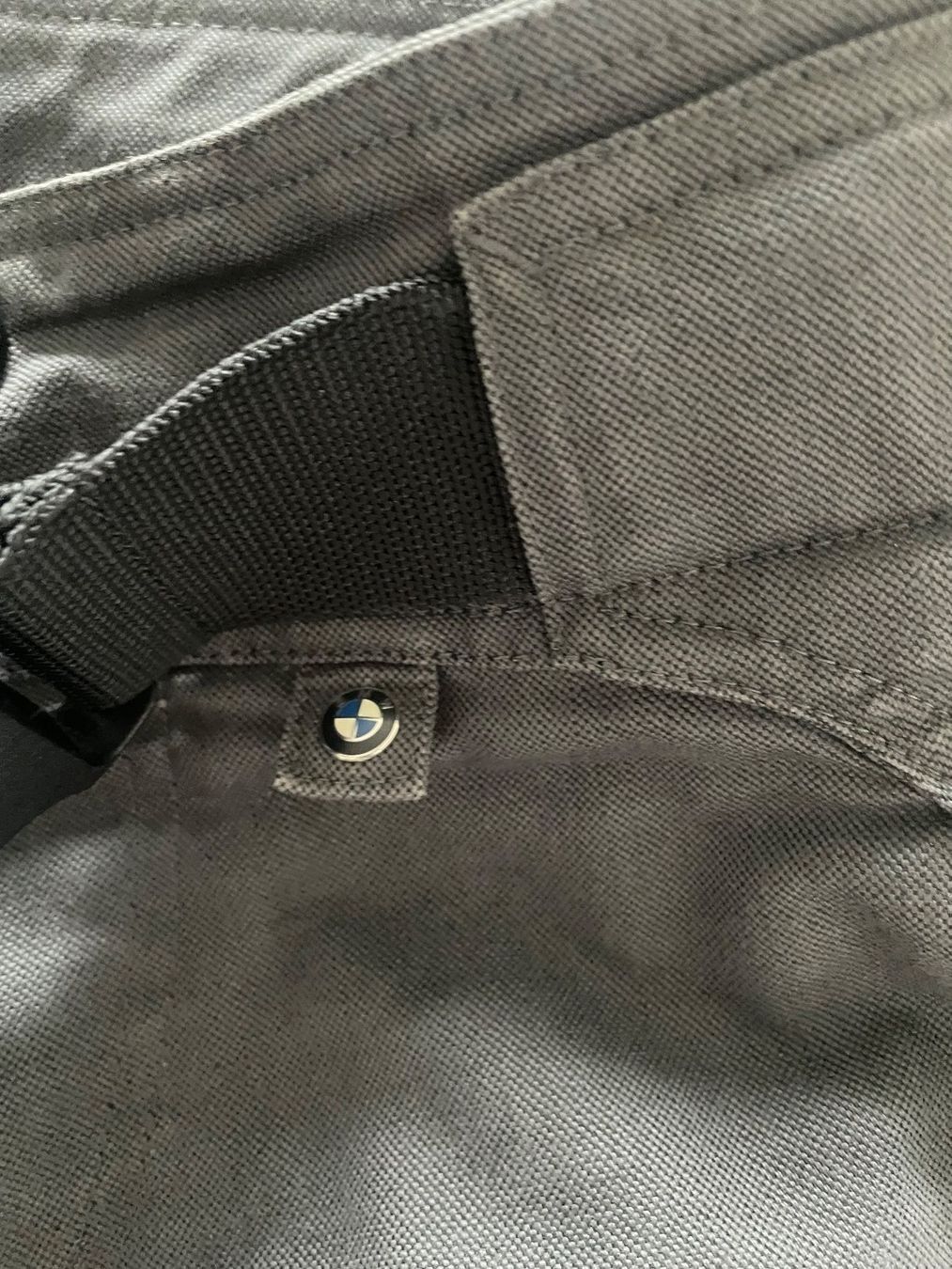 BMW Pantaloni: Pantalon de moto BMW gris taille M – Usato da La Chaux-de-Fonds venduto da JeanSeb 2
