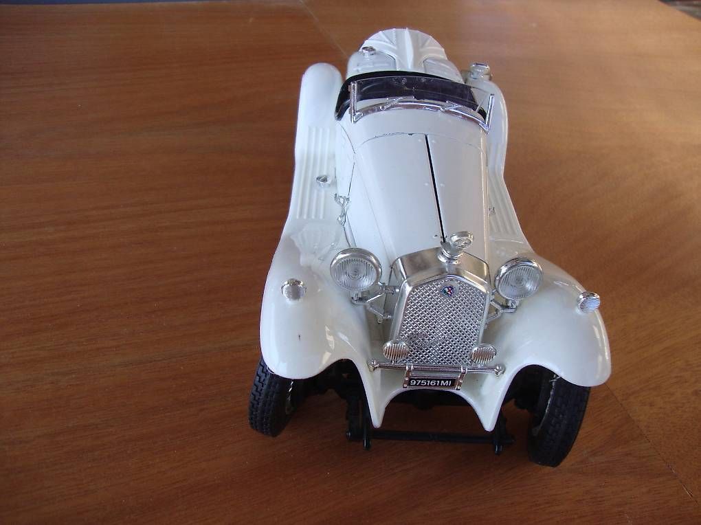 Modellini d'auto: Modell-Auto Alfa Romeo Mod.1932 1:18 weiss – Usato da Aedermannsdorf venduto da ape46 1