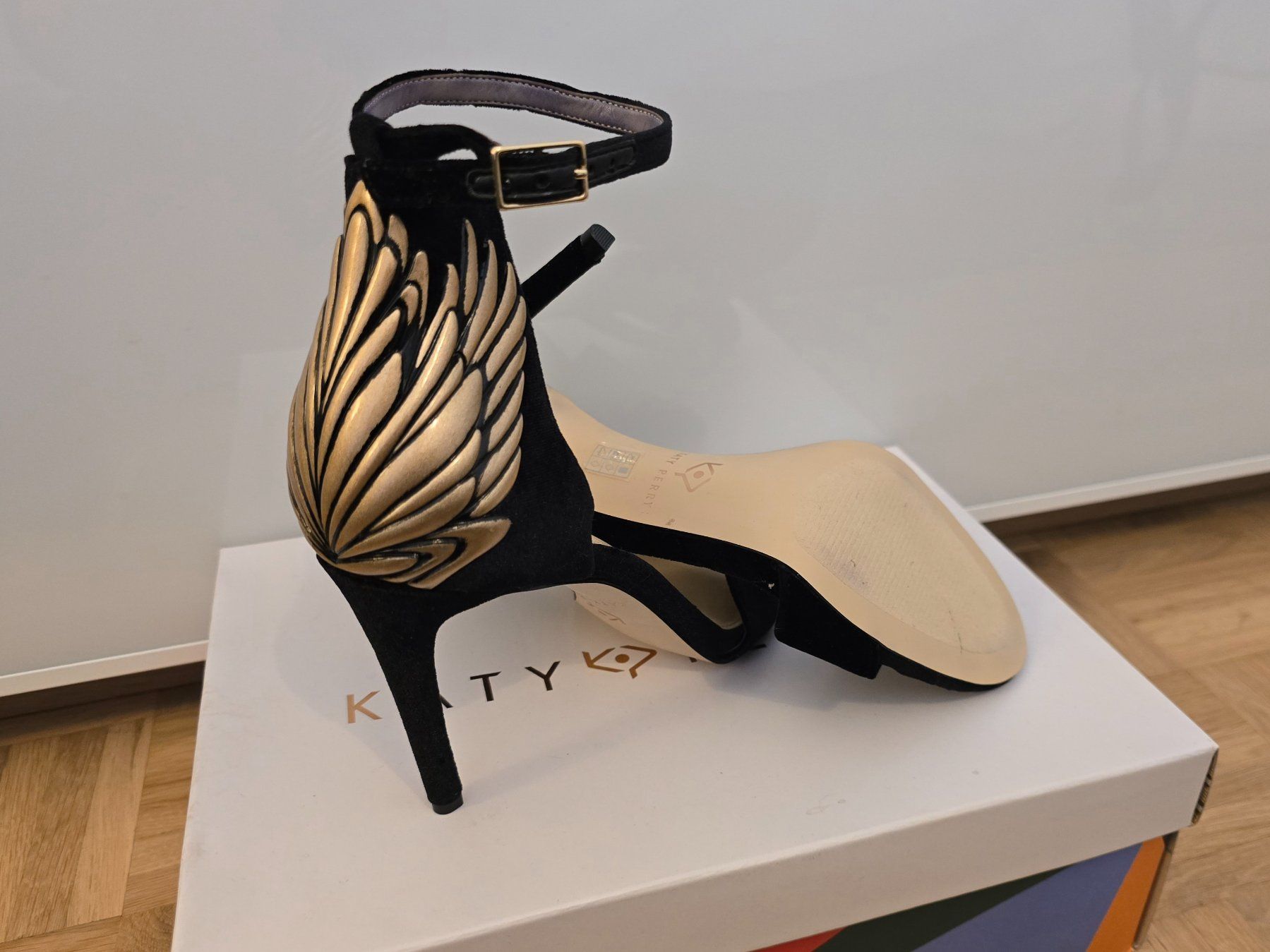 Scarpe da donna: Sandales Katy Perry noires à ailes dorées – Nuovo e nell'imballaggio originale da Genève venduto da cec_d6pg 1