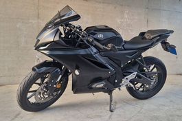 Tolle A1 Einsteiger Yamaha R 125 all black mit vielen Extras