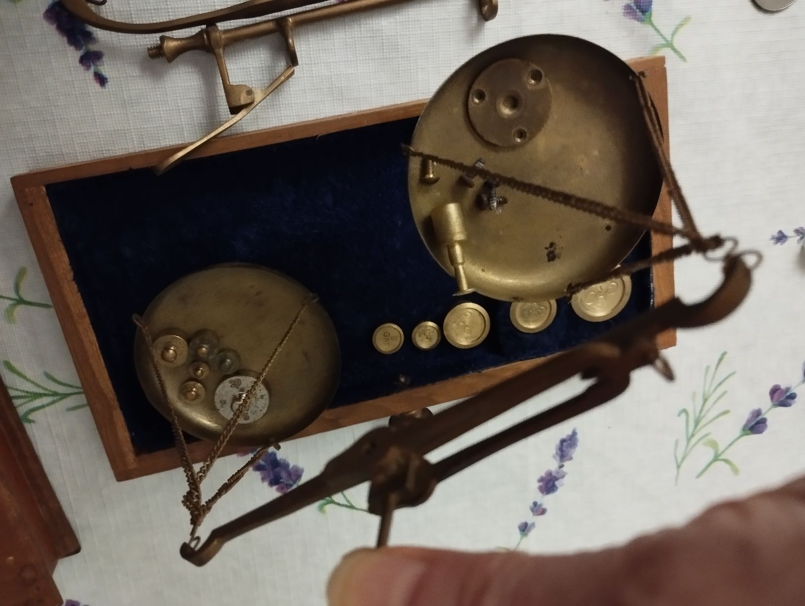 Bilance e pesi: Antike Messing-Präzisionswaage mit Gewichten – Usato da Ostermundigen venduto da Dinge1 1