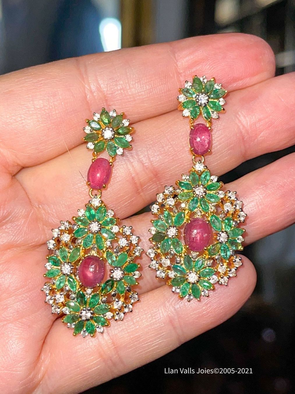 Llan Valls Joies Orecchini pendenti & Orecchini a lobo: Tradition Hindu Real Emerald & Ruby SS925 14k Gold Earrings – Nuovo e nell'imballaggio originale da Birsfelden venduto da Brut 4