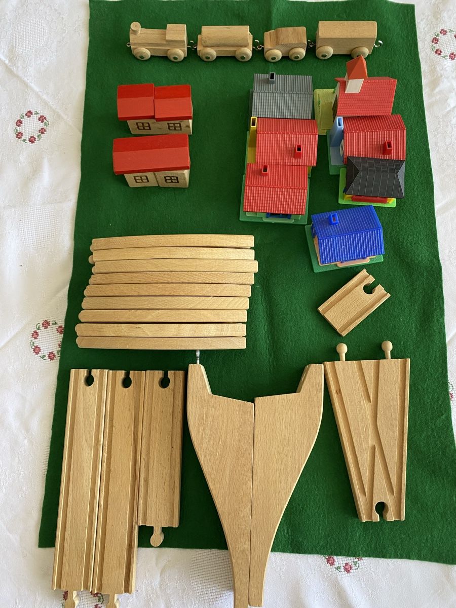 Jouets: Ein Set Holz-Eisenbahn – D'occasion à Utzigen par Lasagne99