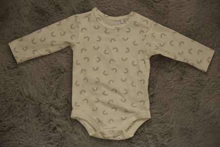 Neuwertiger Baby Body Gr. 56, Langarm, Regenbogenmuster