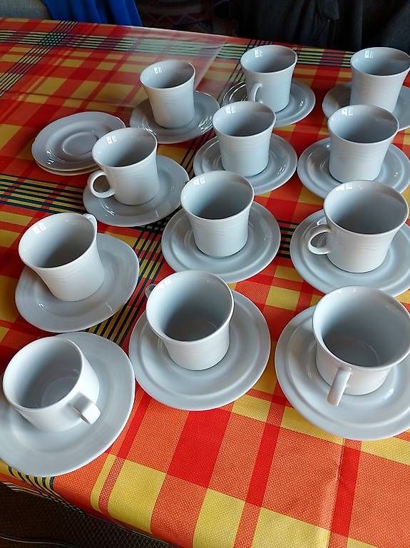 Tazze: Langenthaler Kaffeetassen und Teller  – Usato da Walliswil-Nbipp venduto da australien2007 2