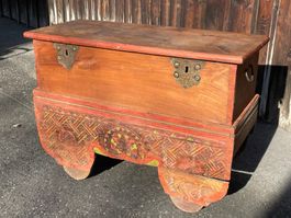 alte Tibet Holz Truhe auf Räder, mit Innenfach, bemalt