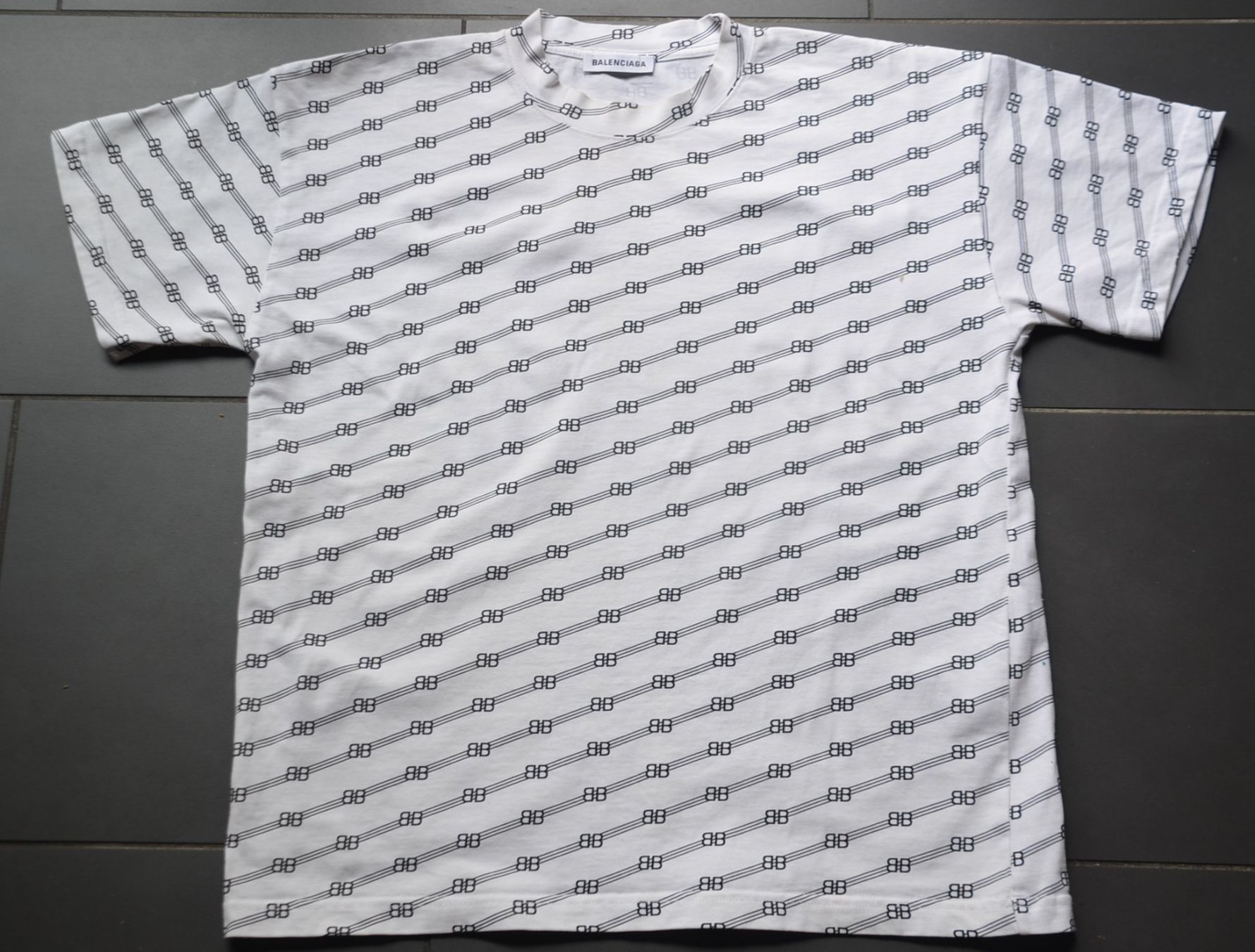 Balenciaga T-shirt: T-Shirt Balenciaga L – Usato da Collonges venduto da Auganien