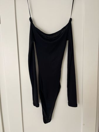 Schwarzer Mesh Off Shoulder Body 
