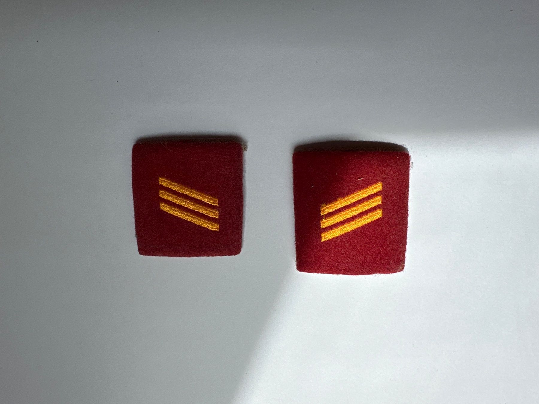 Schweizer Armee Placchette & Badge: Schulterbuttons Artillerie Obergefreiter – Usato da Beringen venduto da wildcathendriks