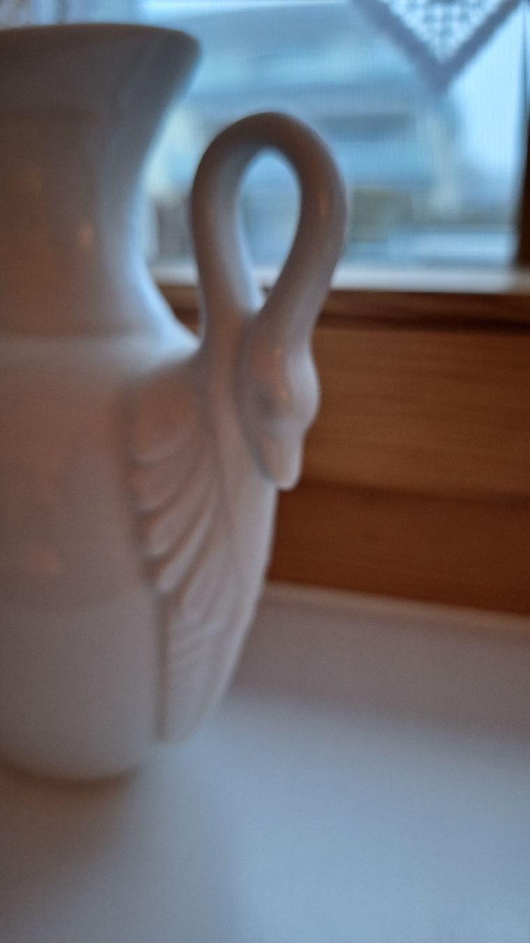 Vasi & Recipienti: Weisse Vase mit Schwanenhals- Henkel – Nuovo e nell'imballaggio originale da Schwarzenbach SG venduto da ct-porzellan 2