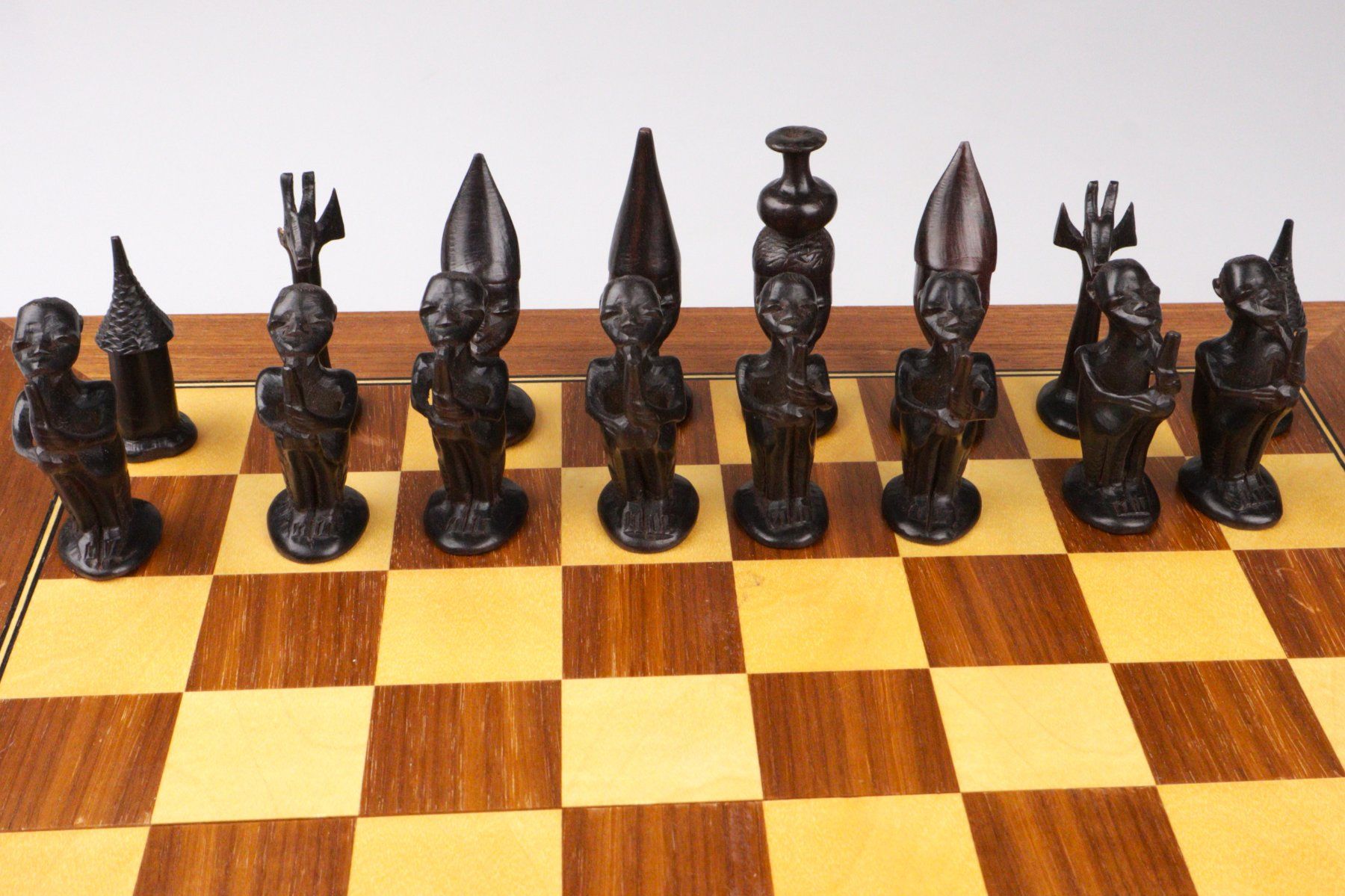 Jeux: Geschnitzte Schachfiguren aus Afrika – D'occasion à Volketswil par brockipfannenstil 2