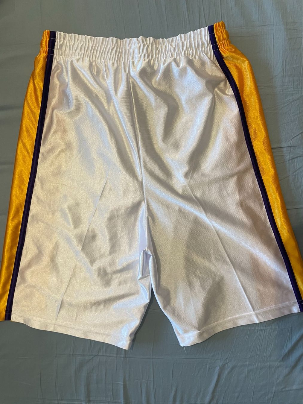Lakers Canottiere & Pantaloni: Lakers basketball short – Usato da Genève venduto da sha_rrt5 1