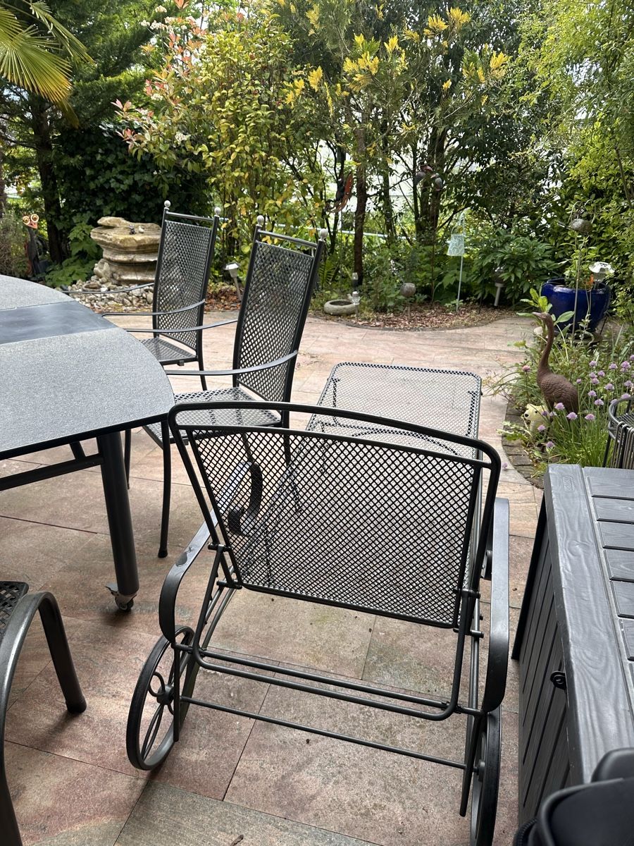 Set di tavolo e panche: Elegantes Gartenmöbel-Set aus Metall  – Usato da Allschwil venduto da 1994marco 3