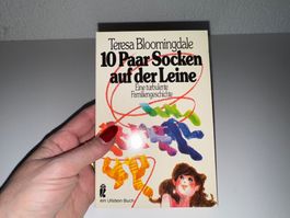 Theresa Bloomingdale, 10 Paar Socken auf der Leine