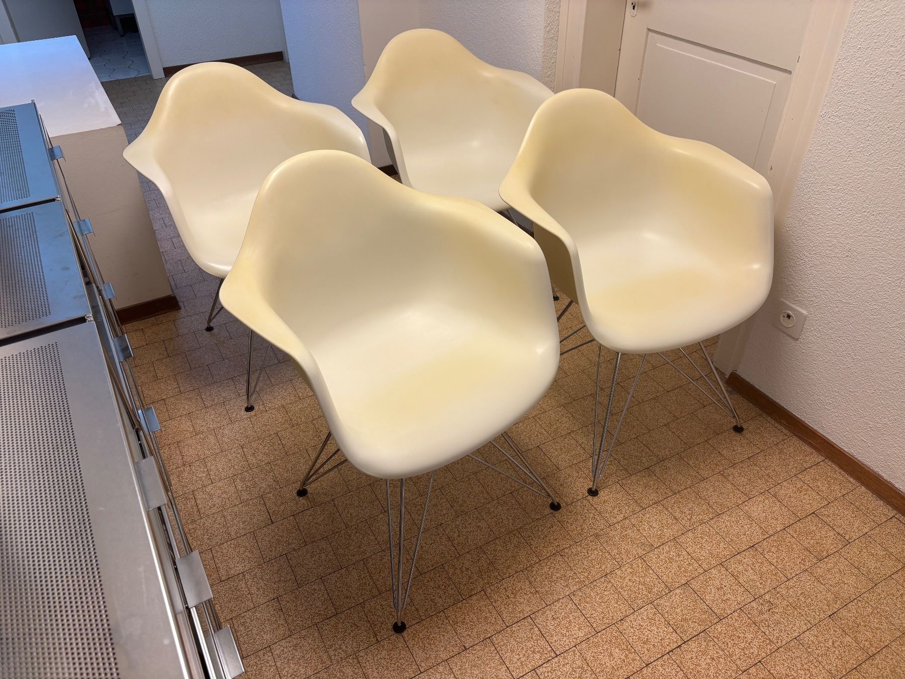 Eames Chaises: Vitra Eames Plastic Armchair DAR Weiss Original Design – D'occasion à Luzern par pengmarket_gmbh