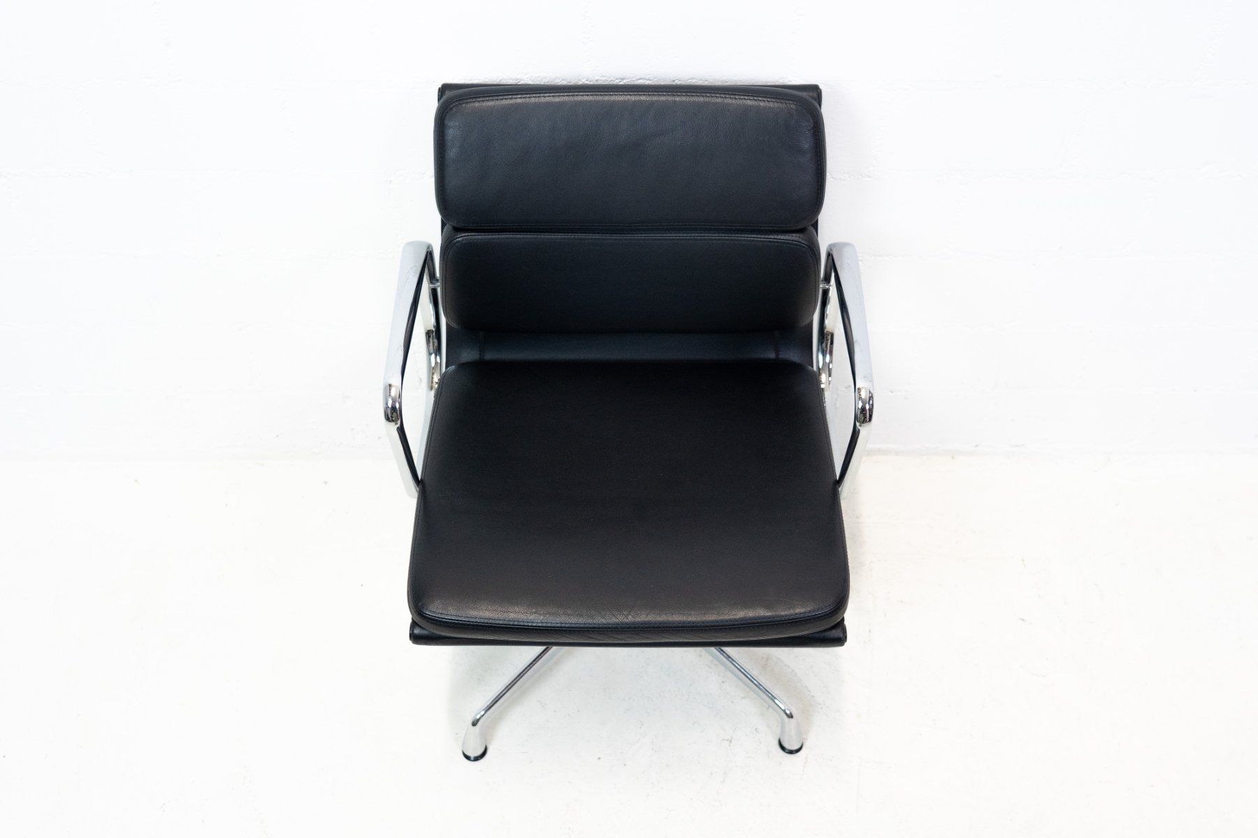 Vitra Sedie: Vitra Eames Aluminium Chair EA 208 Leder Nr. 3 – Usato da Schaffhausen venduto da Studio-Ara 2