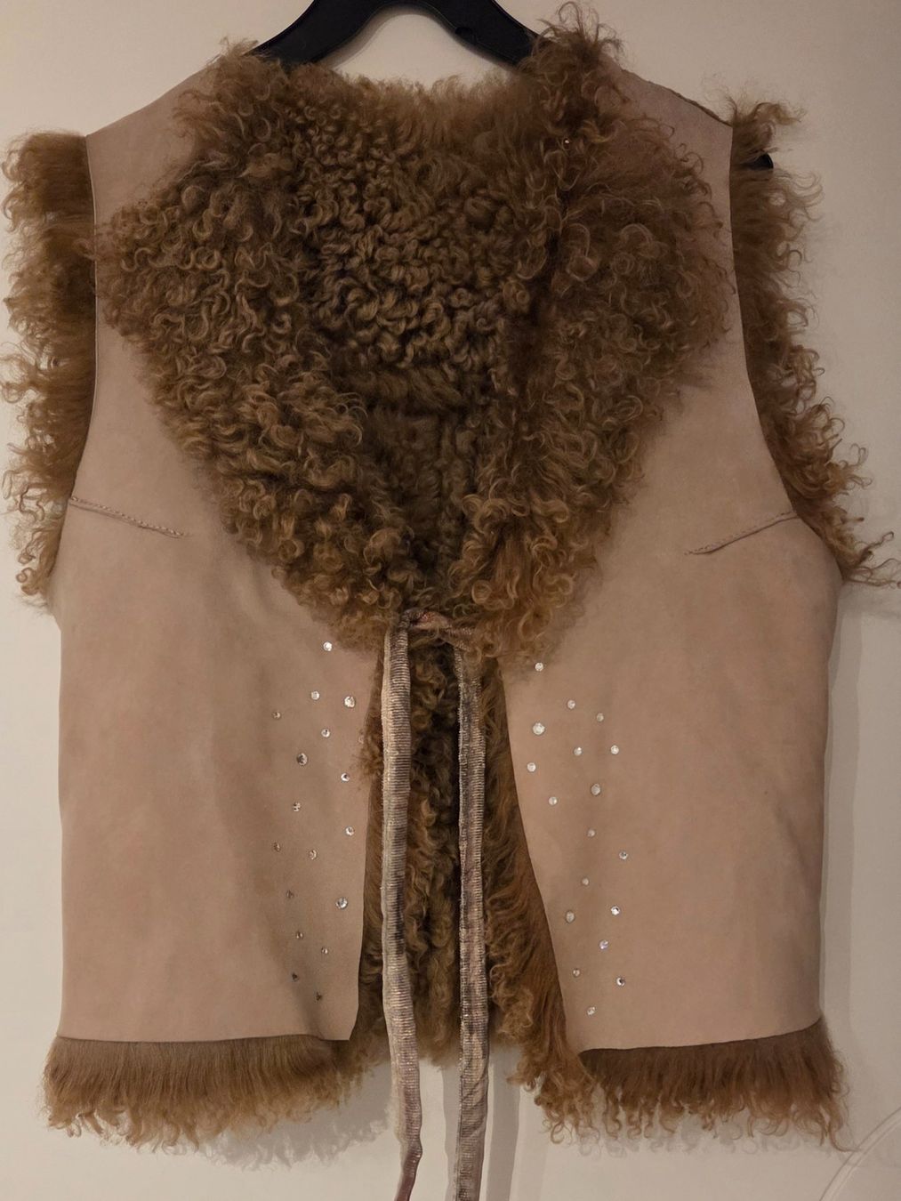 Gilet & Giacche senza maniche: Lammfell Weste NEU Gr. 40 – Nuovo e nell'imballaggio originale da Wettswil venduto da the_jr6l
