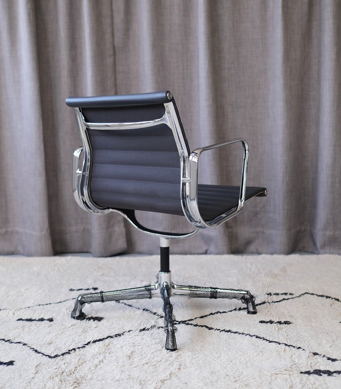 Vitra Sedie: Vitra EA 108 Aluminium chair Eames – Usato da Bern venduto da Zmodern_CON