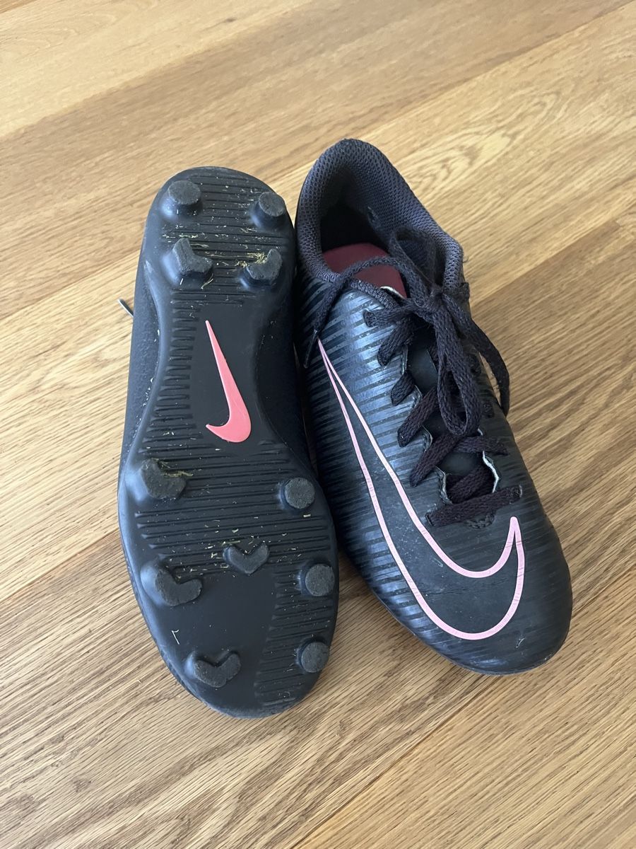 Nike Schuhe für Jungen: Fussballschuhe - 3 Paar  – Gebraucht aus Egg b. Zürich von Camila80 1