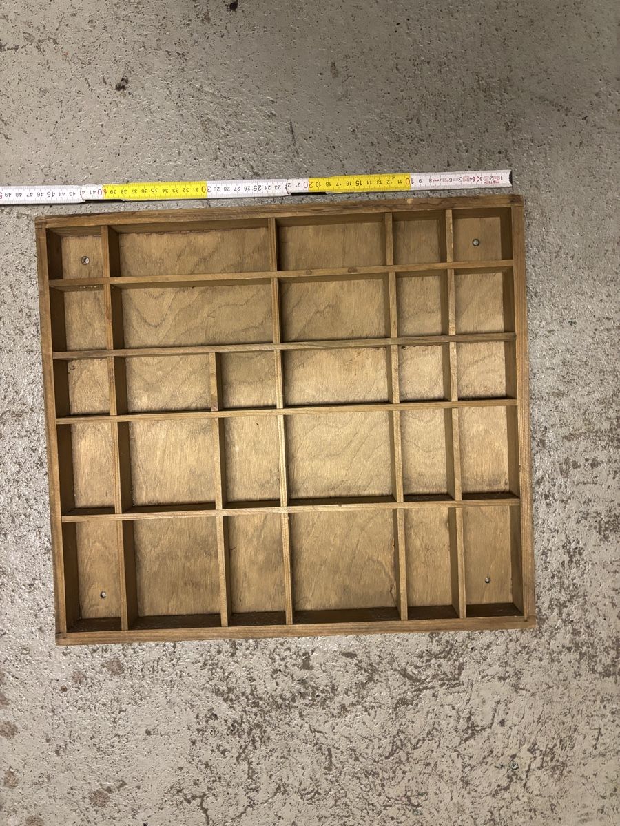 Scaffali: Wooden display shelf  – Usato da Zürich venduto da miasnail 1