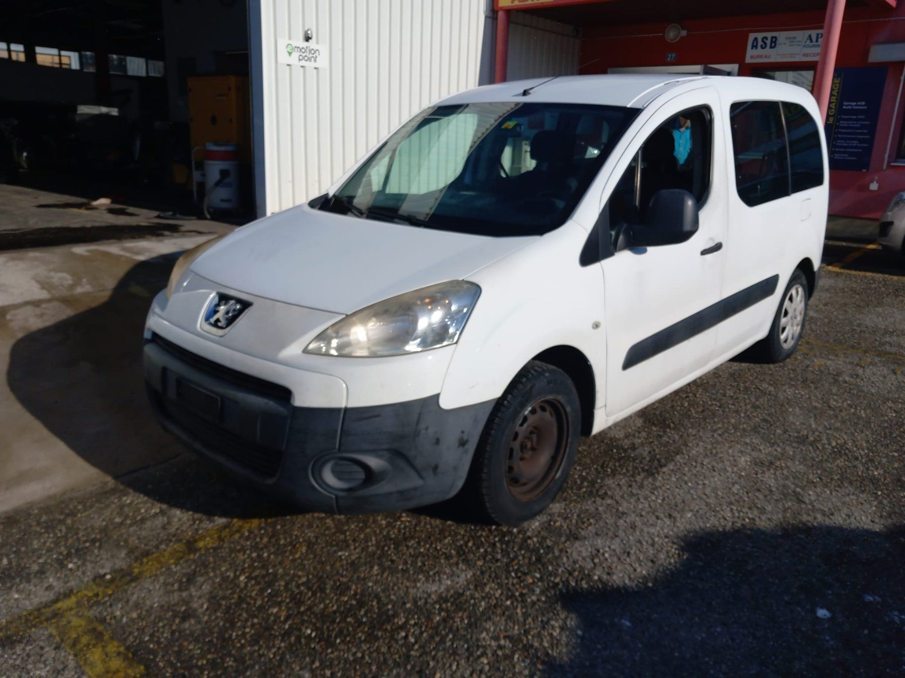 Peugeot Véhicules utilitaires: Peugeot Partner 1.6i 98 – D'occasion à Lausanne par