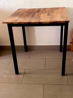 Schöner Tisch mit Nussbaumplatte