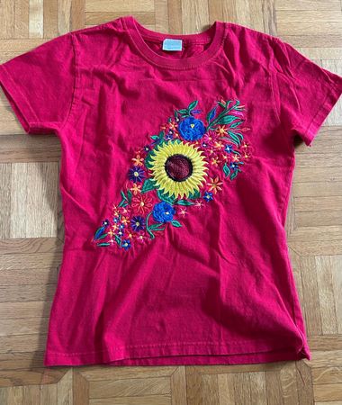 T-shirt mexicain rouge brodé tournesol