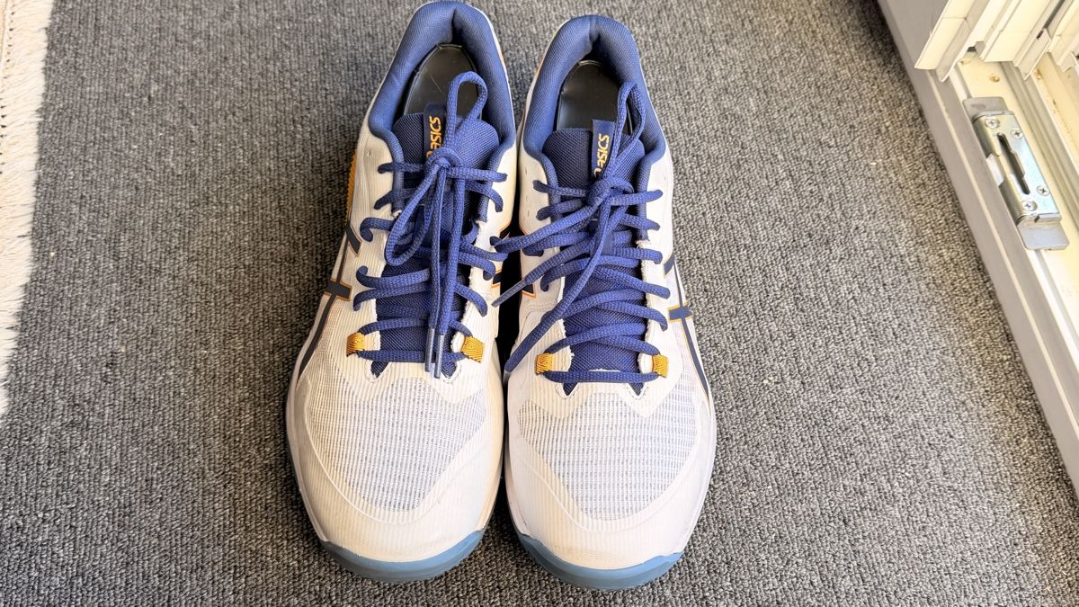 Asics Scarpe da uomo: Asics Gel-Tactic blanches et bleues, taille 43  – Usato da Bulle venduto da LeMoleson 1
