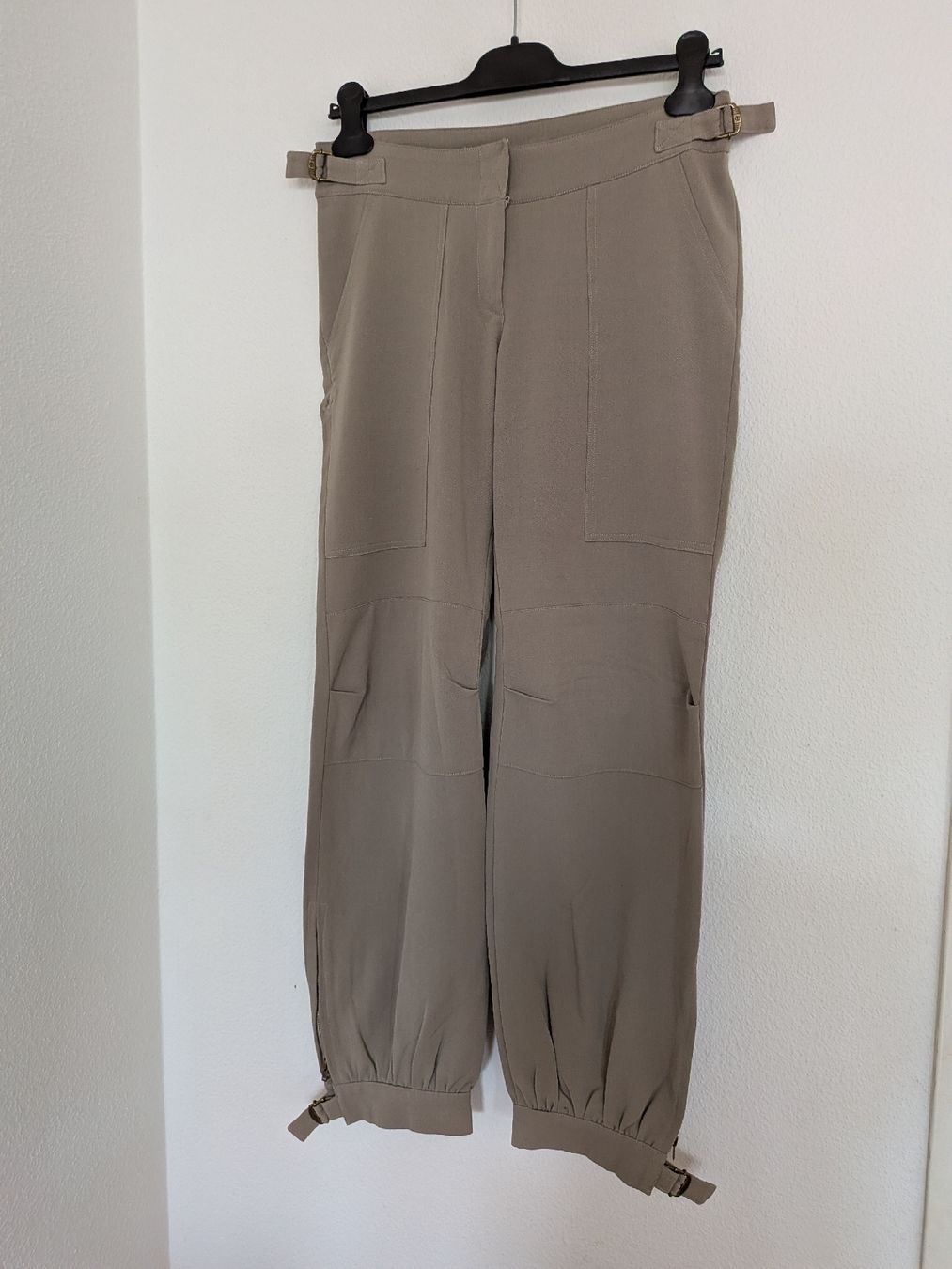 Yes Or No Pantaloni: Beige Hose mit Schnallen Gr 38 – Usato da Basel venduto da JJ.Elena 1