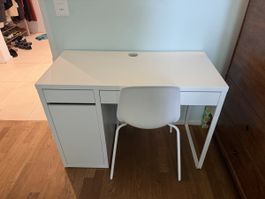 Schreibtisch und Stuhl Ikea Micke