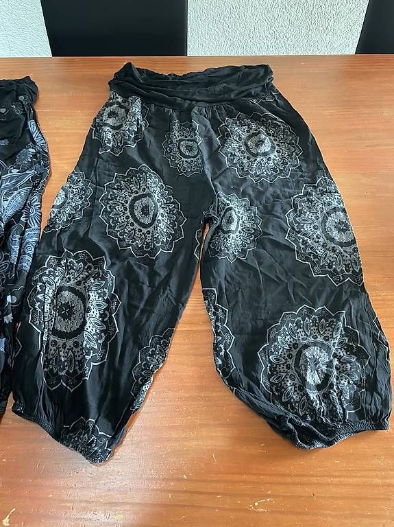 Pantaloni: 2 kurze Haremshosen, Grösse S – Usato da Rüschegg Heubach venduto da sharky81 2