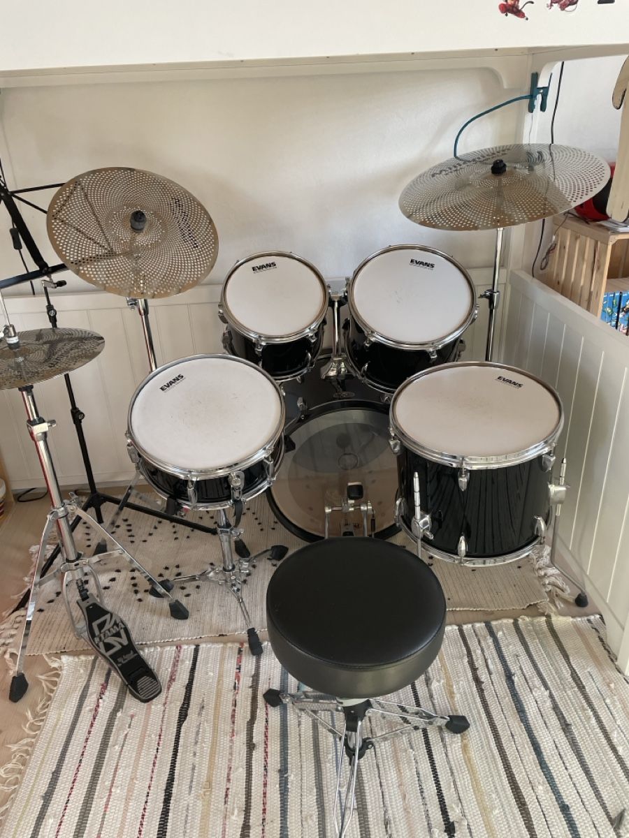 Strumenti musicali: Schlagzeug Tama Imperial schwarz – Usato da Rupperswil venduto da Irene12 3