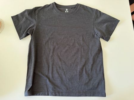 T-Shirt Uniqlo kids size 11-12 years black