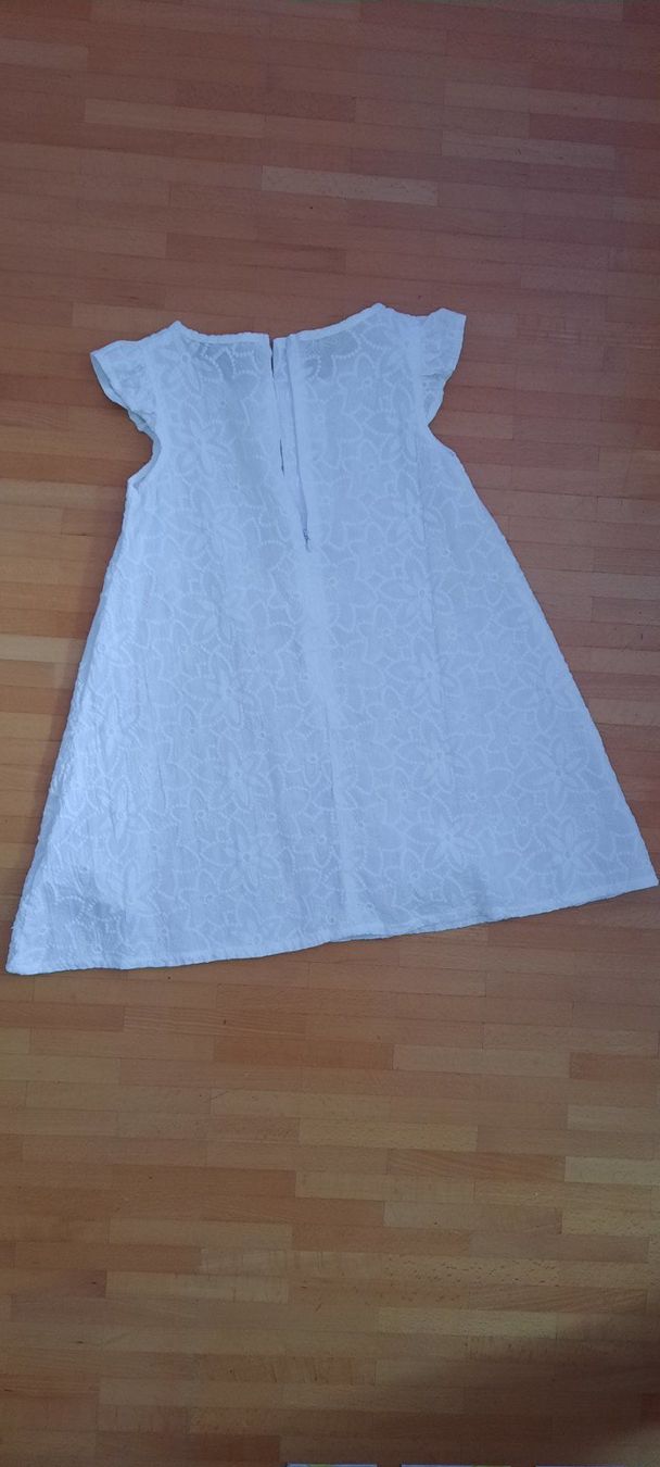 Vestiti & Gonne: Weisses Röckli / Kleid Grösse 104 – Usato da Staufen venduto da suzykathmandu 2